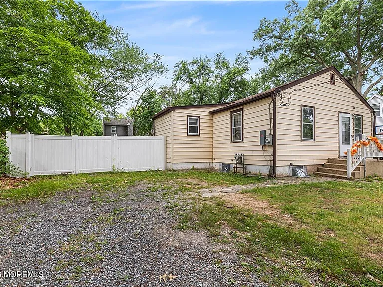 61 Cooney Ave — Photo 4