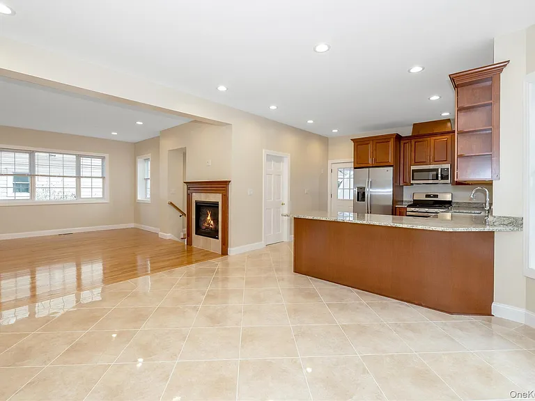 16 Grand Blvd — Photo 10