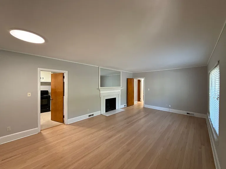 932 Hickory Nut St — Photo 2