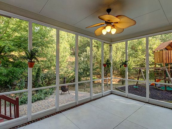Spacious screened in porch