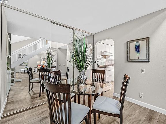 4th image of 4126 Peregrine Way