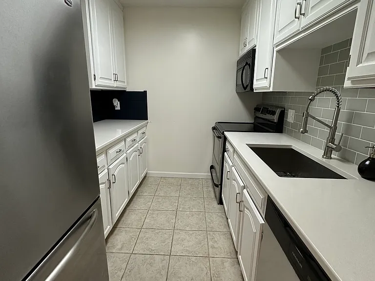 35 Nathan Ln N #121 — Photo 5