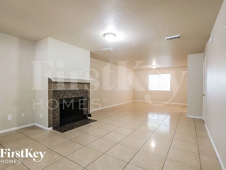 19931 Arrowsmith Dr — Photo 3
