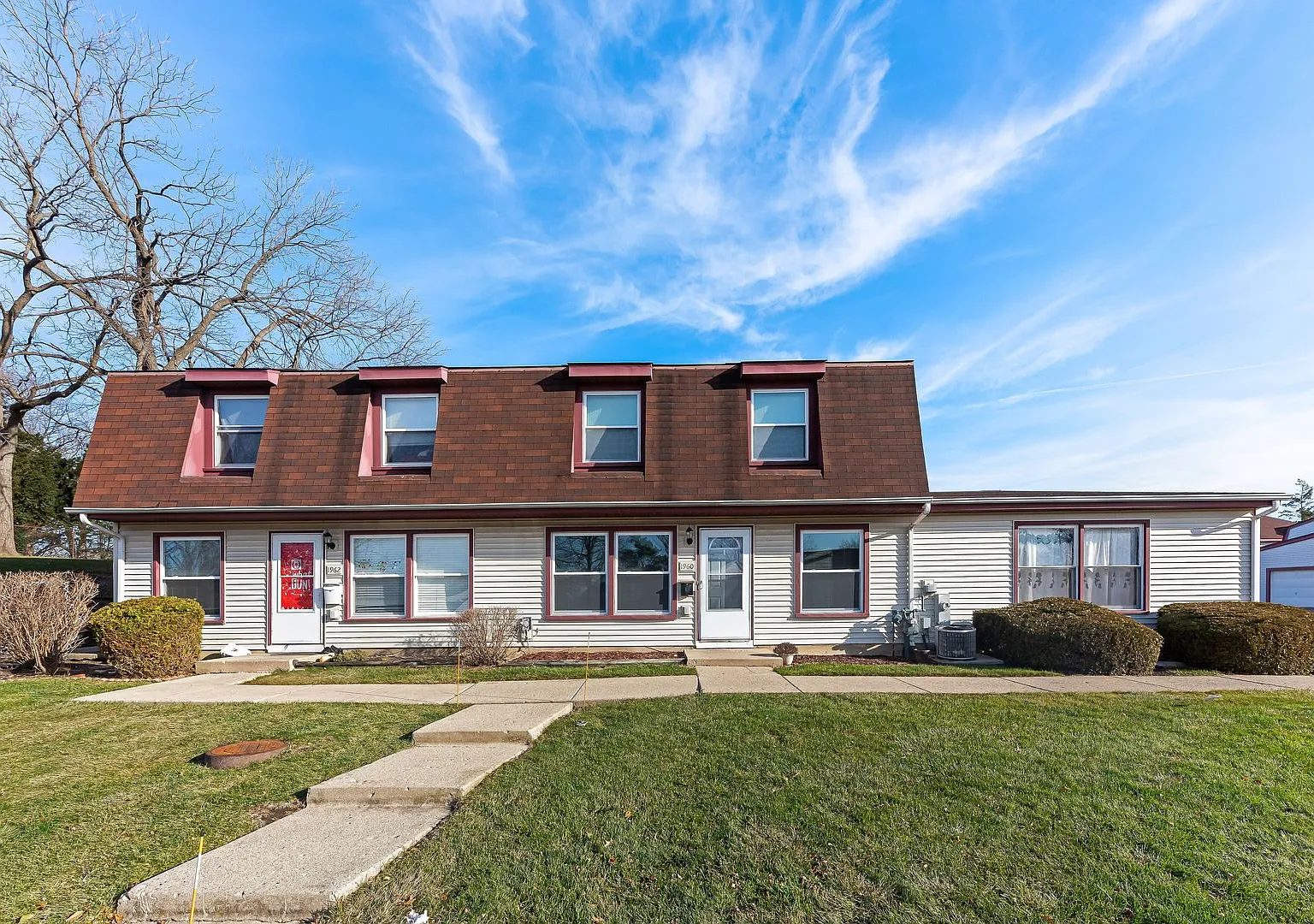 Townhouse in Hoffman Estates — Photo 1