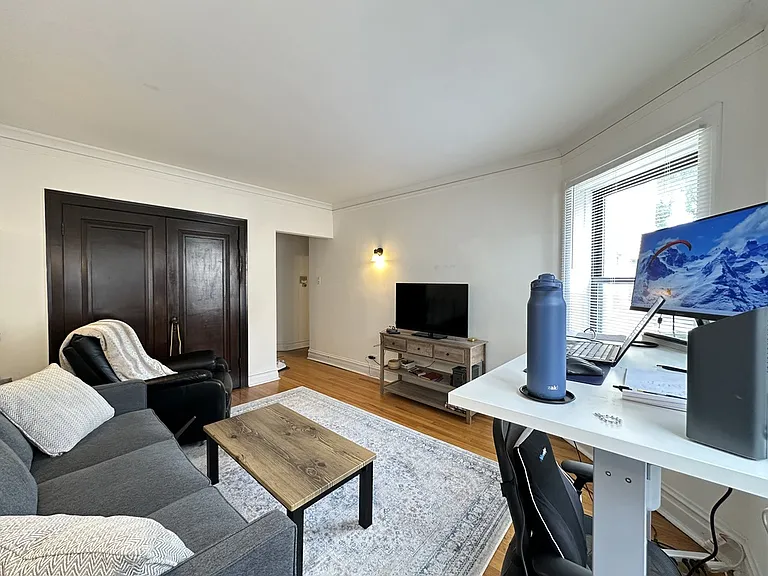 1911 W Larchmont Ave #B2 — Photo 18