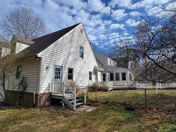 3rd image of 972 Laurel Cir