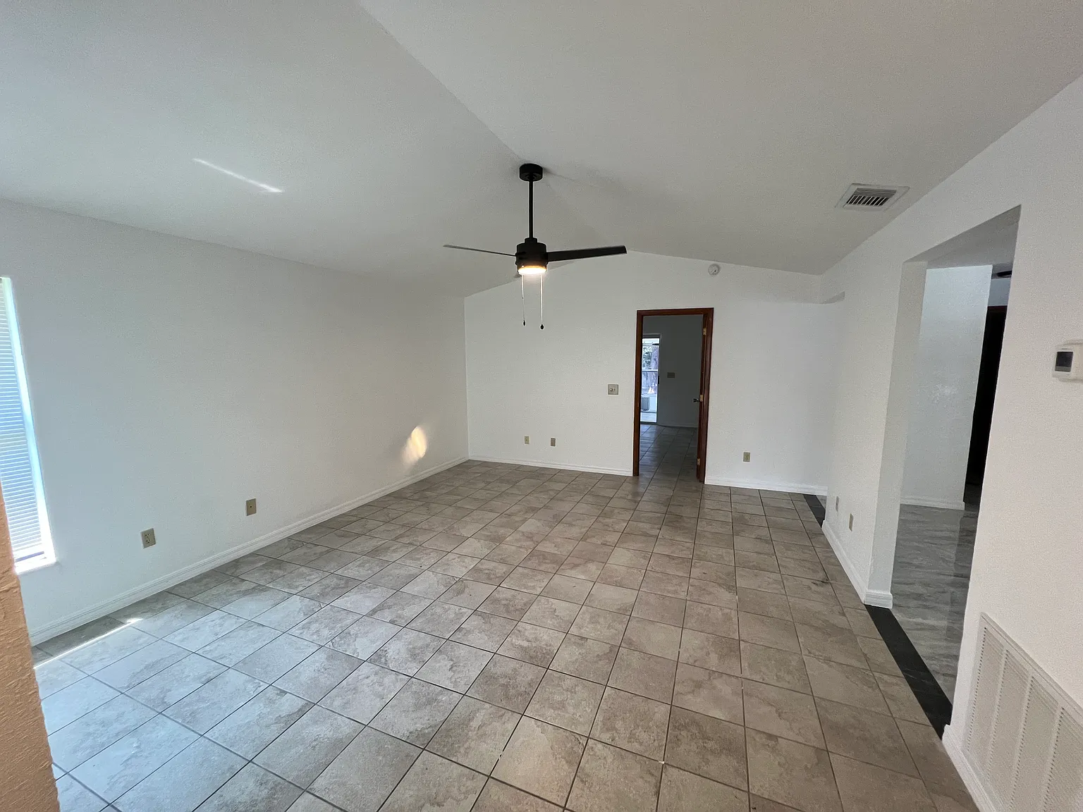 1906 Dixie Belle Dr — Photo 2