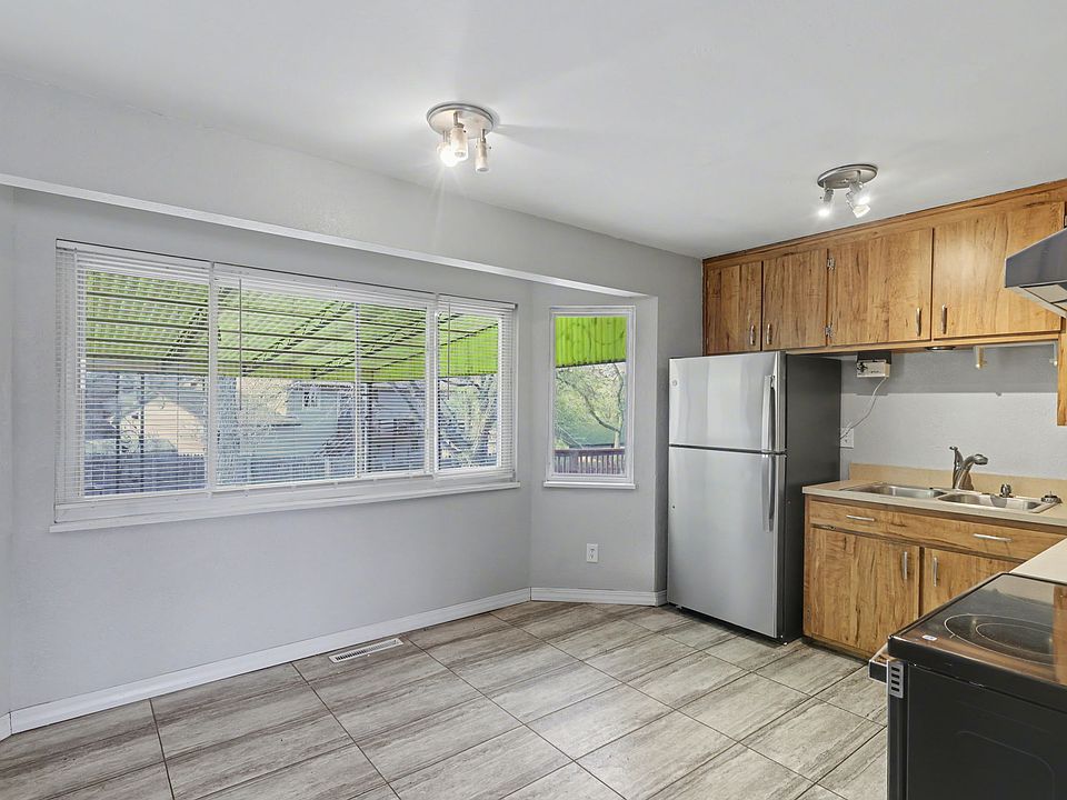 1st image of 405 Elmwood Dr