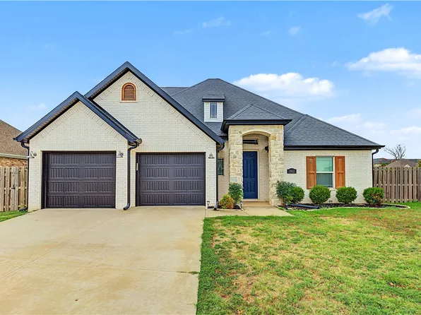 1902 W Broadway Pl, Rogers, AR 72758