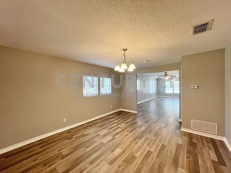 450 Everett St — Photo 6