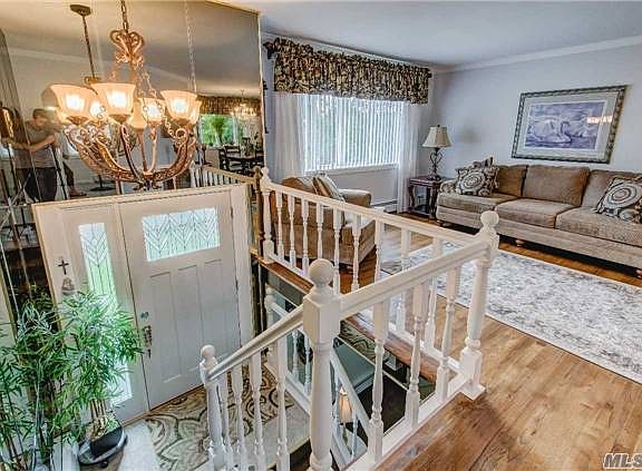 5th image of 10 Keats Ct