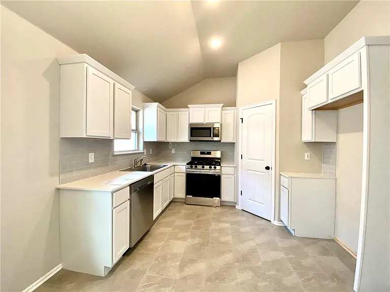 929 Tarry Town Dr — Photo 7