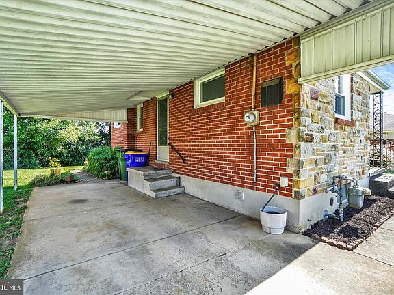 3rd image of 130 Knoll Ln