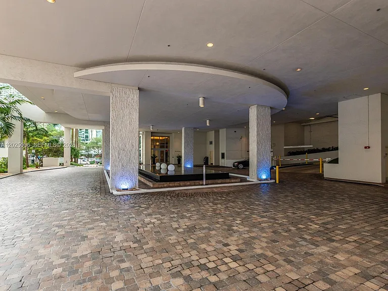 1060 Brickell Ave #2515 — Photo 23