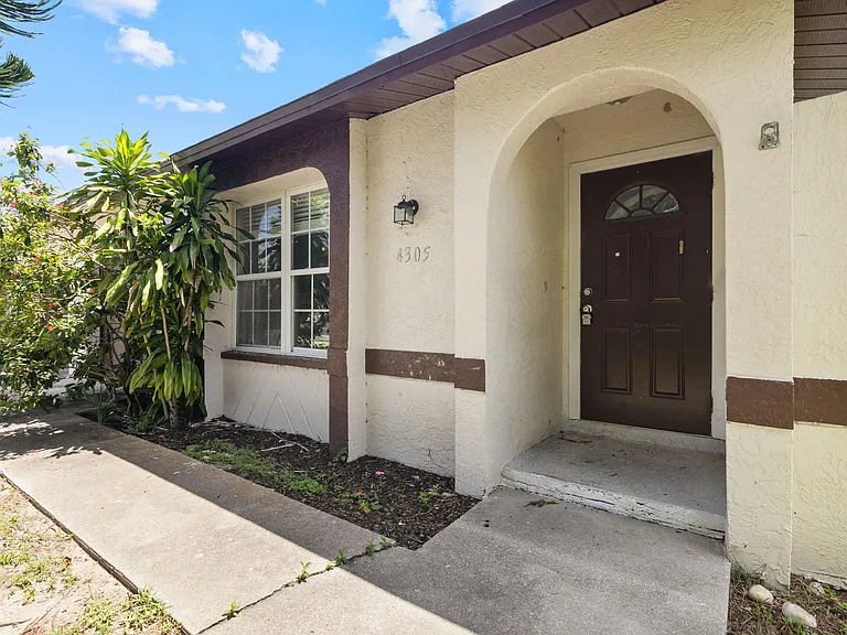 4305 SW Santa Barbara Pl — Photo 2