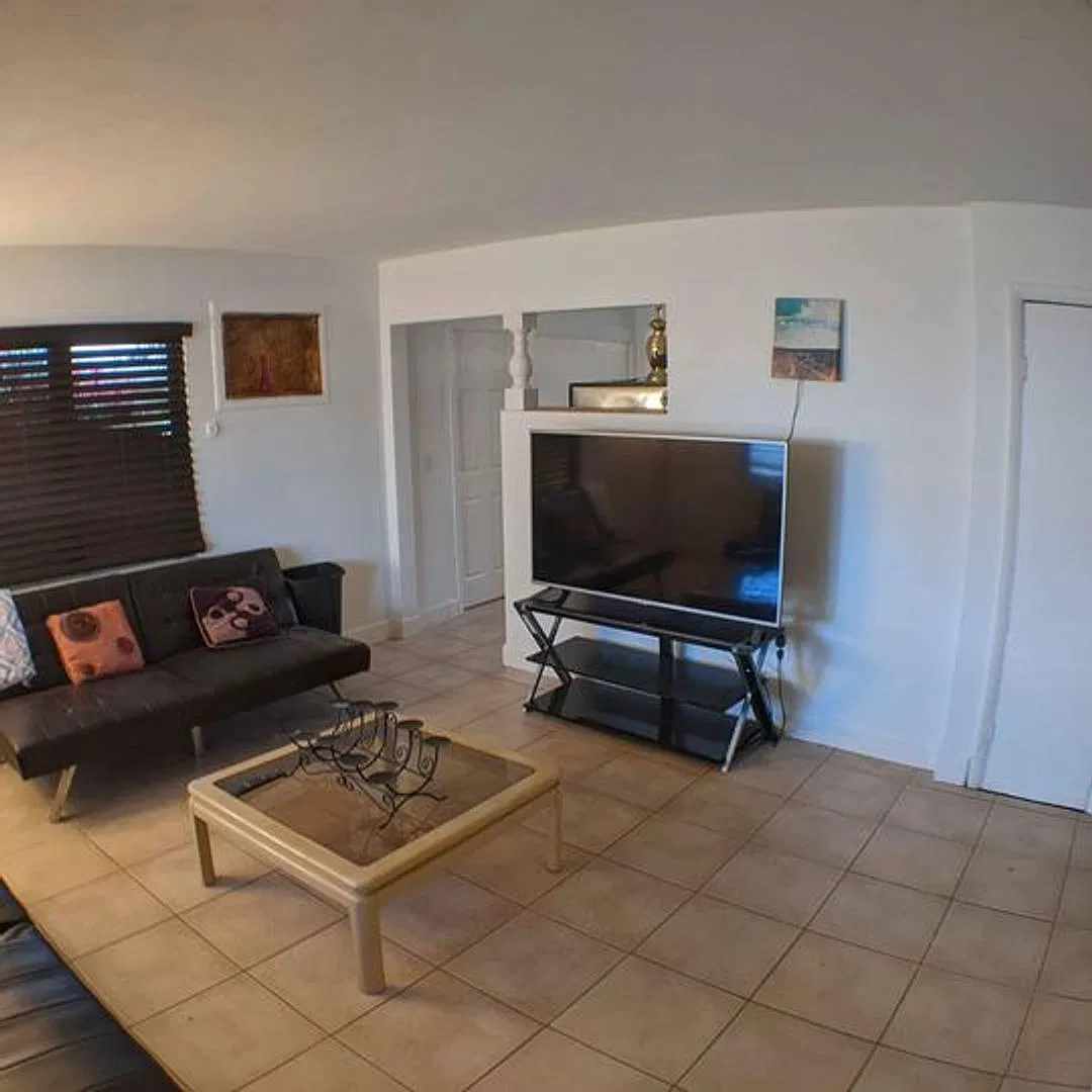 1637 Devonshire Ln — Photo 3