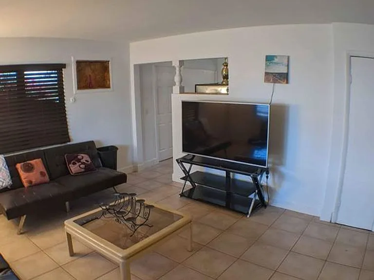 1637 Devonshire Ln — Photo 2