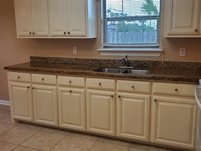 2124 Treasure Oaks Dr — Photo 4
