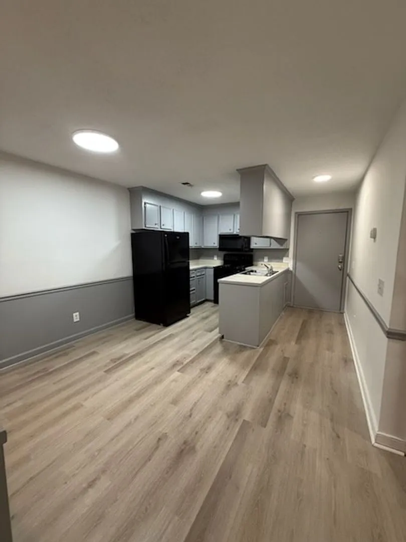 Stonehenge Apartments — Photo 3