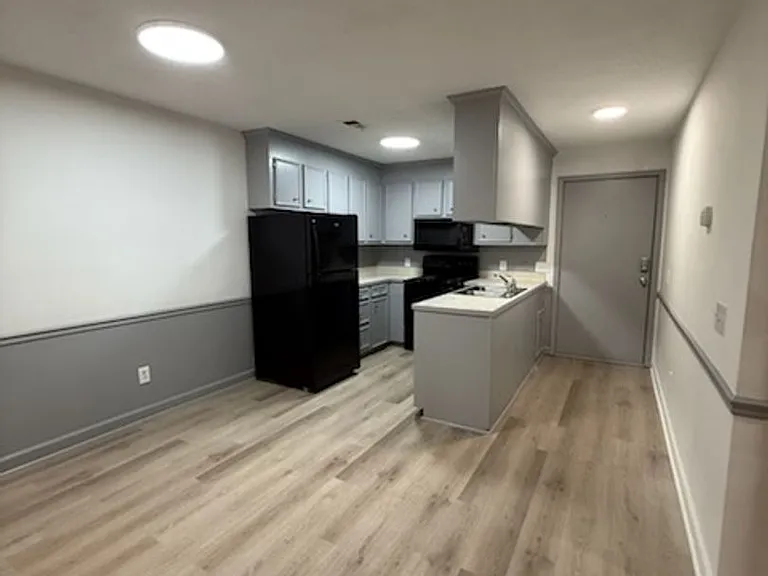 Stonehenge Apartments — Photo 20