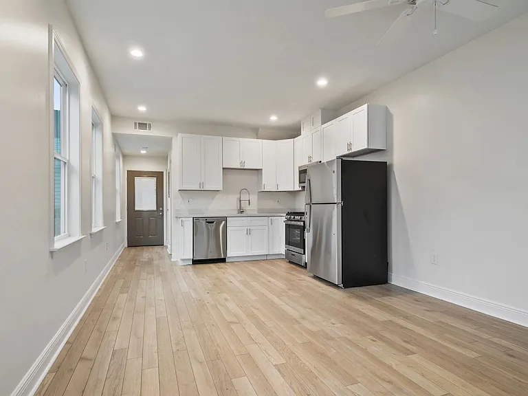 1510 S Robertson — Photo 2