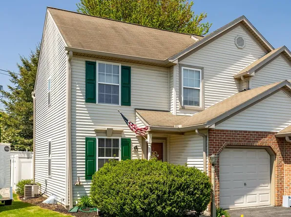 206 Fieldcrest Dr, New Holland, PA 17557