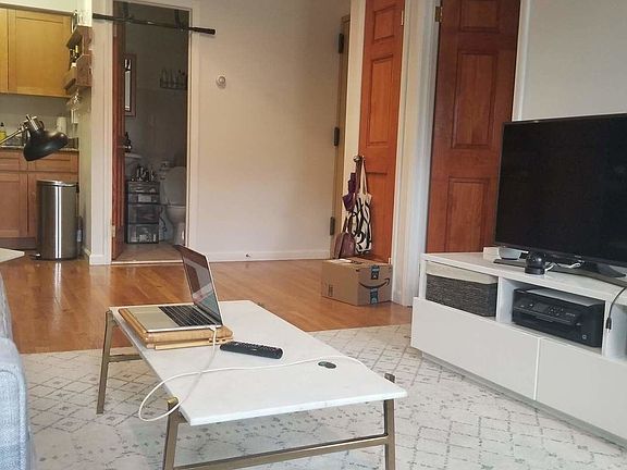 5th image of 413 Smith St #3R1