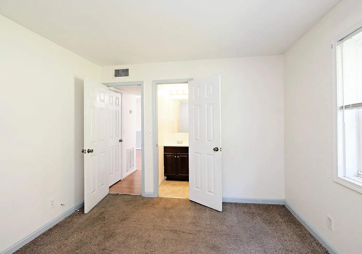 Pet-Friendly 2BR Apartment in Convenient Louisa Location — Photo 3