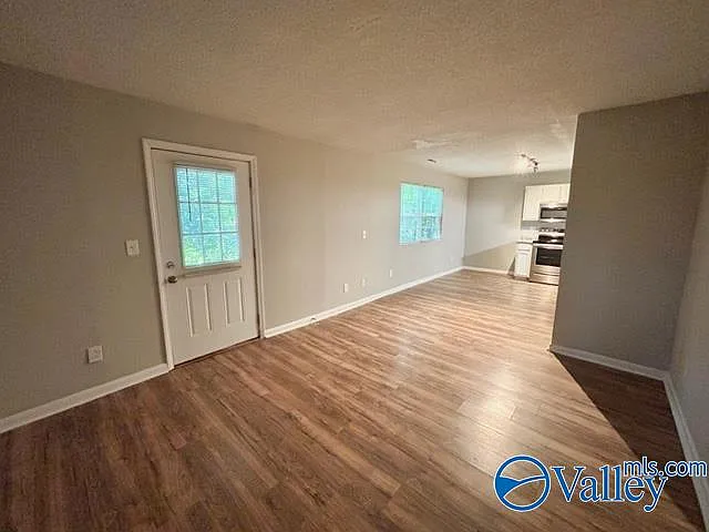 2 bed, 1.0 bath, 950 sqft, $825 — Photo 2