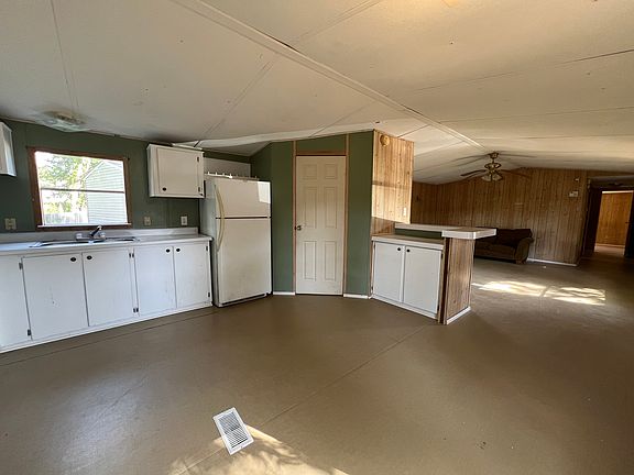 kitchen/dining facing living room