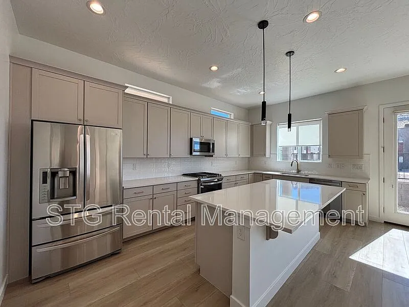 3 bed, 2.5 bath, 2340 sqft, $2,500 — Photo 3