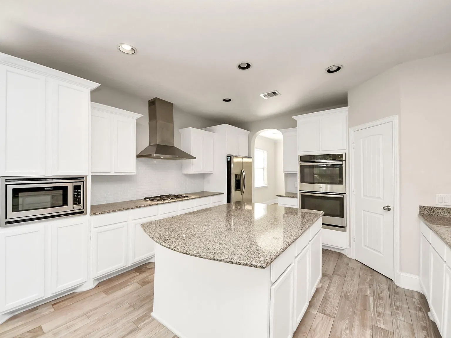 5 bed, 4.0 bath, 3214 sqft, $3,500 — Photo 4