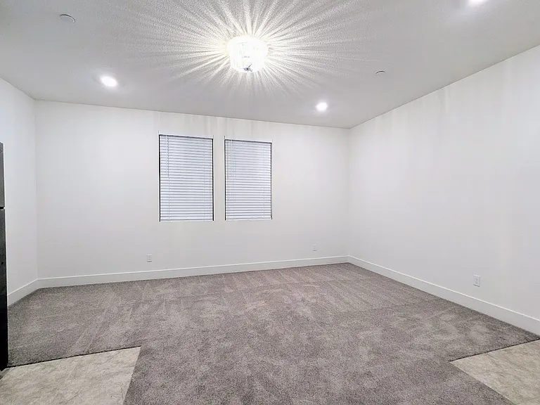 Whole suite high ceiling.
