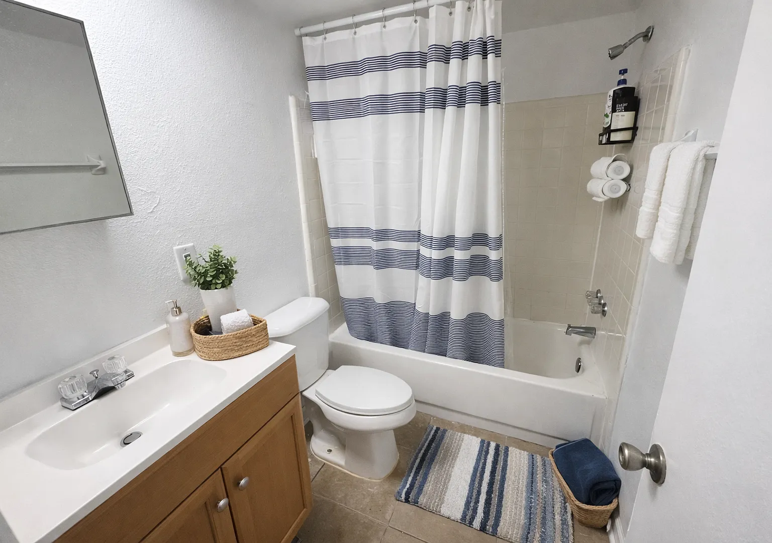 True 1 Bedroom Overlooking Doak Campbell — Photo 4