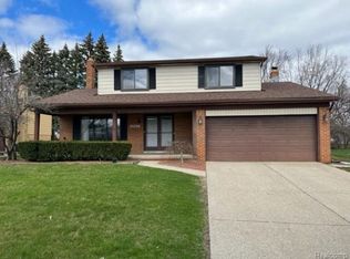 2927 Lotus Dr, Sterling Heights, MI 48310