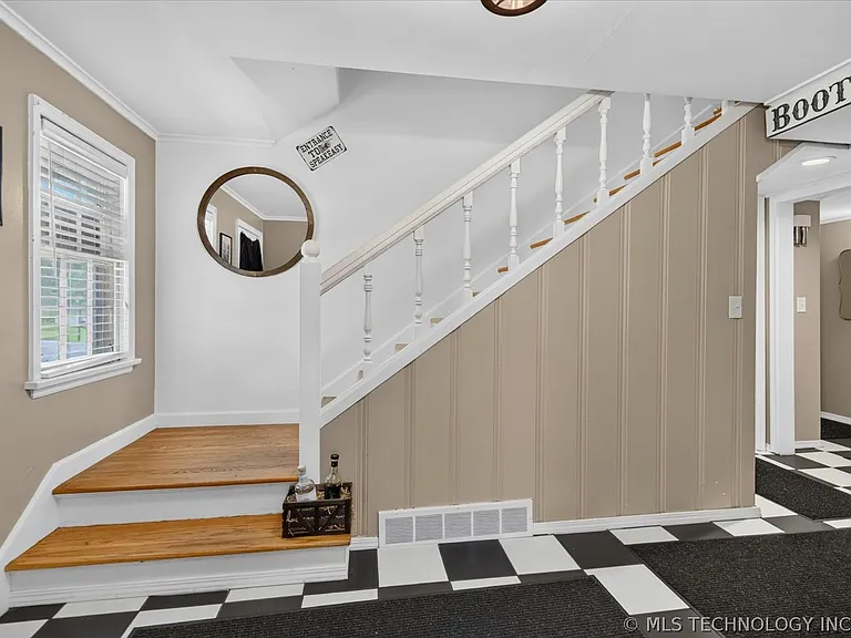 1525 Hillcrest Dr — Photo 5