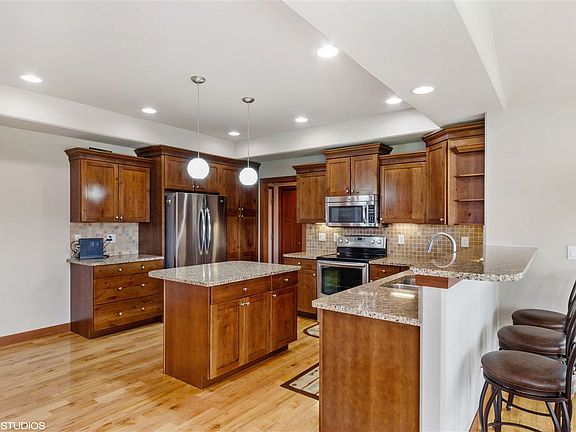 5th image of 470 Carlyle Dr