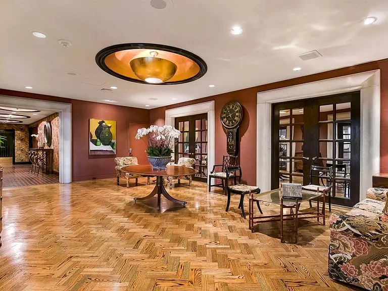 Upon entering the building, you will arrive at the spacious and world class lobby. Here you can be assisted by one of the building staffs with any questions or request that you have.