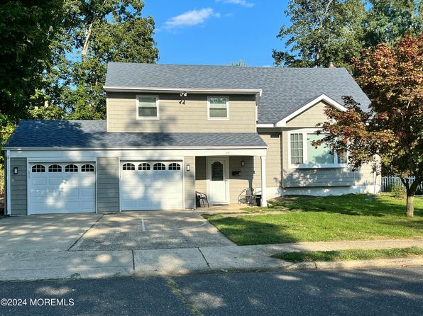 2 Roslyn Dr, Oakhurst, NJ 07755