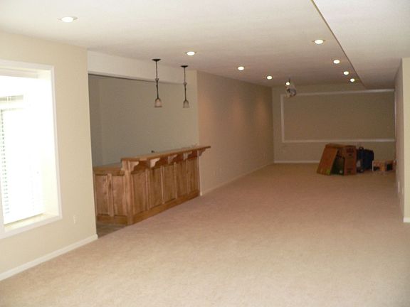 Finished bsmt & Wetbar
