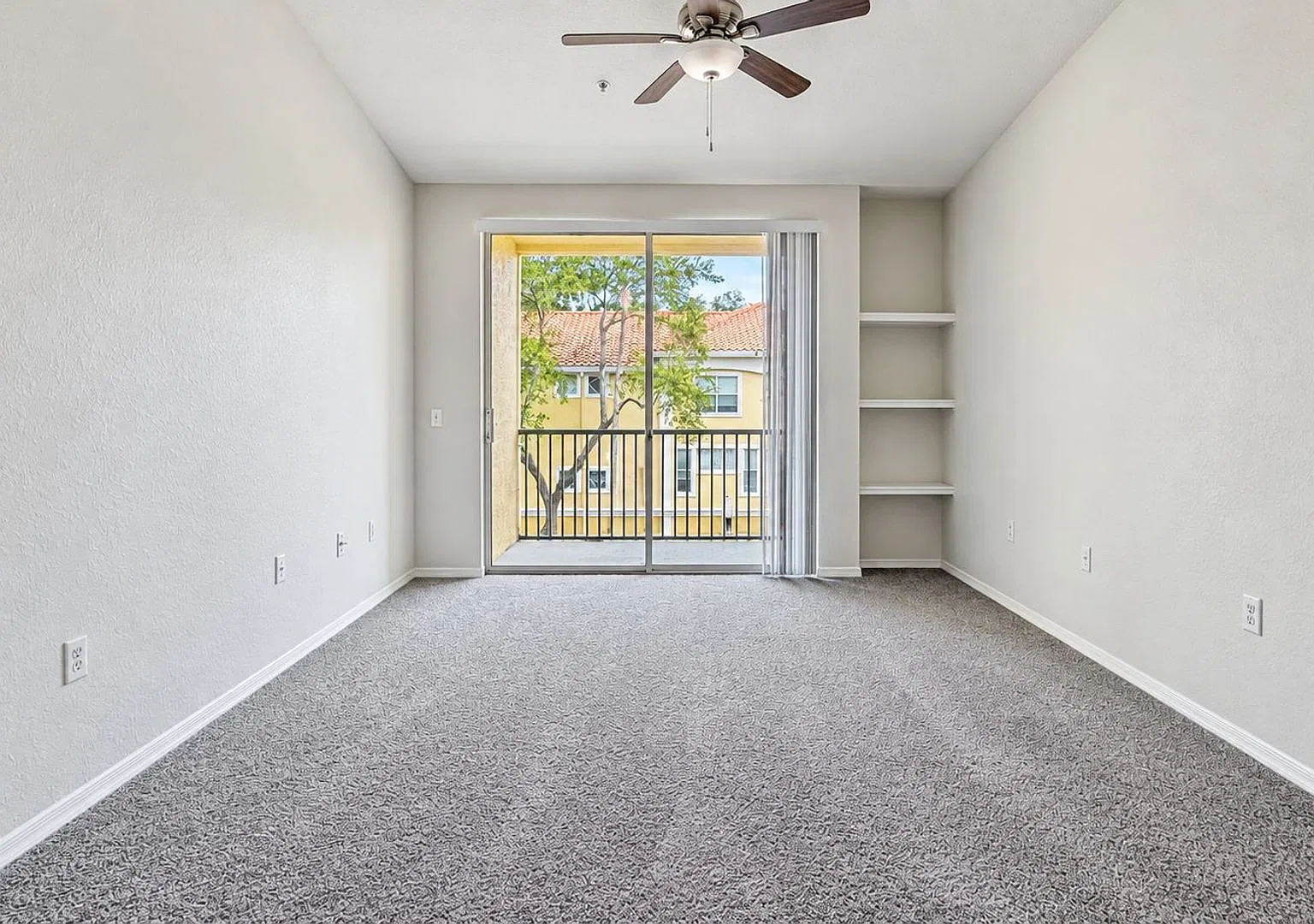 Spacious 2 Bedroom Condo in Visconti Maitland — Photo 3