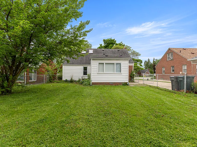21311 Outer Dr — Photo 37