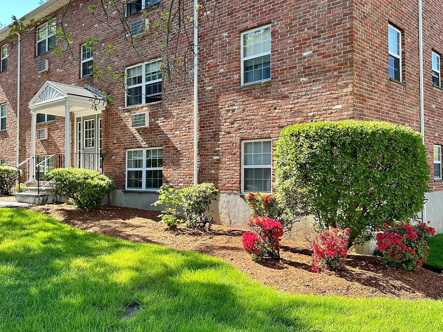 2 bed, 750 sqft, $2,300 — Photo 1