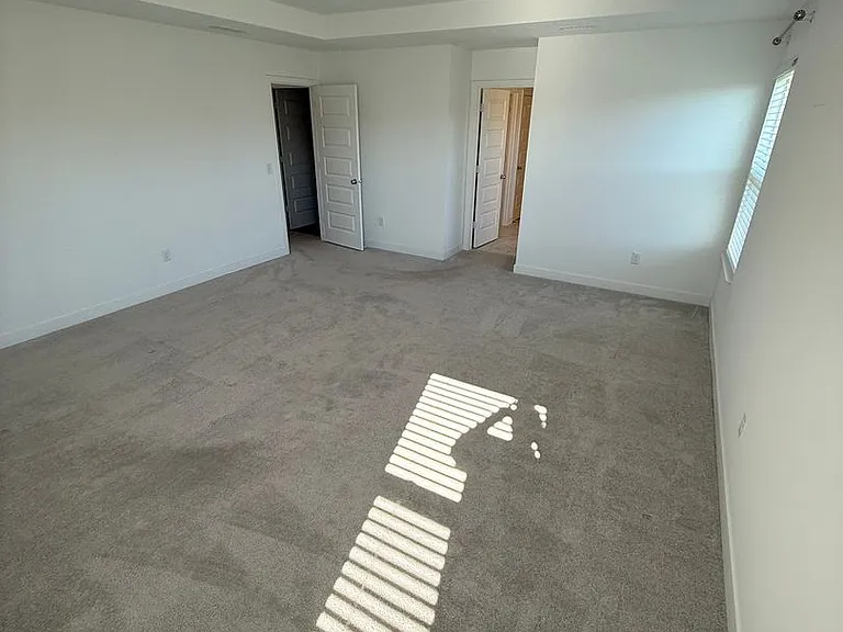 1046 Elmwood Ln — Photo 21