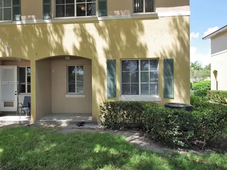 6030 SW 19th Pl — Photo 8