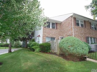 9 Clubhouse Ct, Woodbury, NY 11797