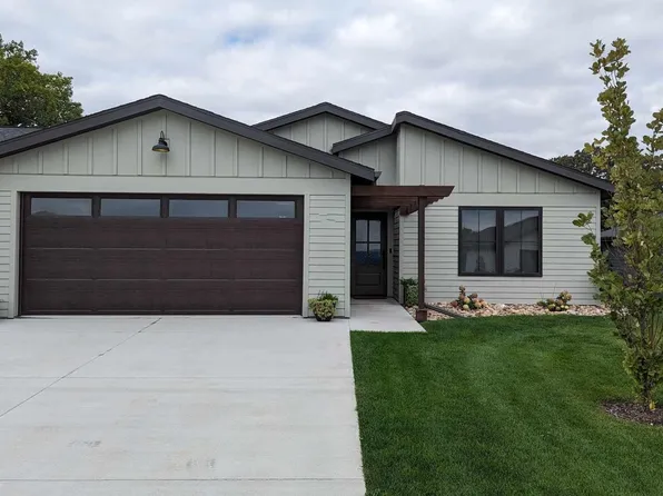 3906 Dorothys Ln, Spirit Lake, IA 51360