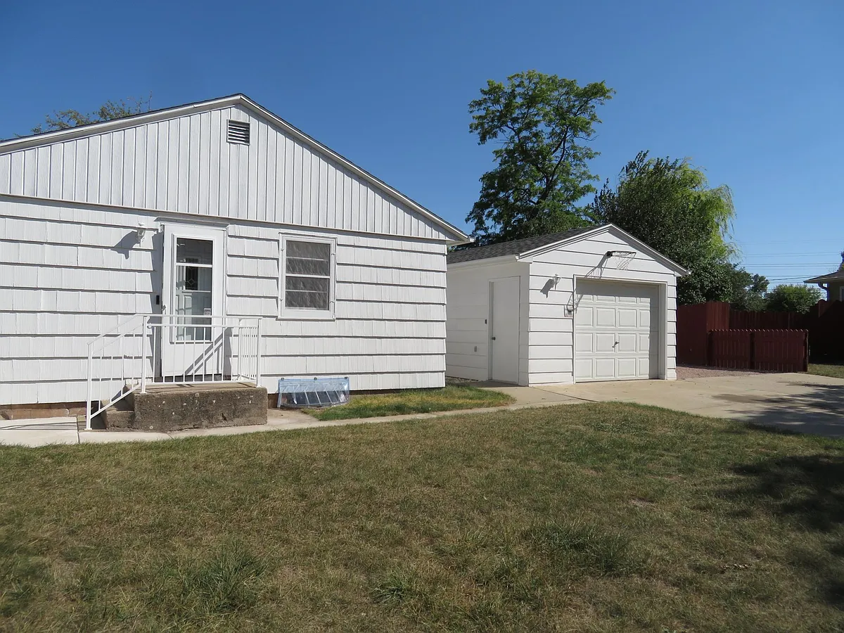 Building Photo - 4119 Meadowwood Dr