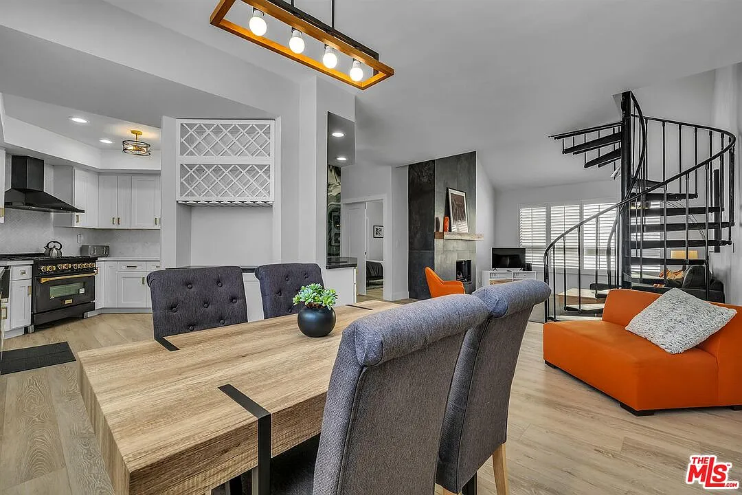 2 bed, 2.0 bath, 1272 sqft, $6,500 — Photo 2