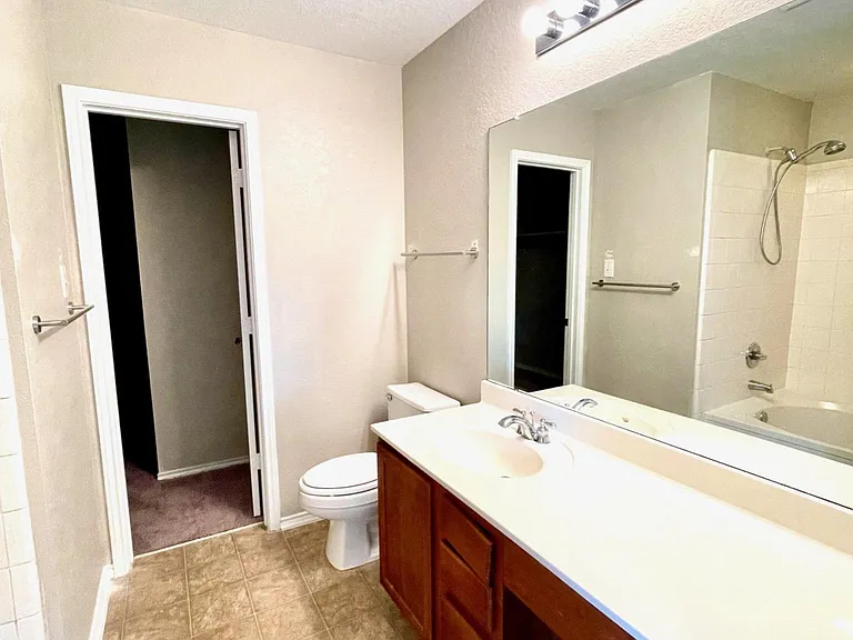 425 Hampton Cv — Photo 11